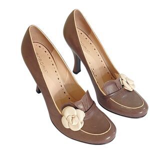 BCBGirls Rele-KK Taupe Leather Cream Camellia Flower Round Toe Pumps Sz 9.5 EUC
